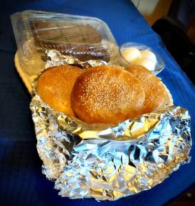 蓬塔阿雷纳斯Cabañas Esmeralda con Desayuno的铁 ⁇ 上的汉堡包和面包