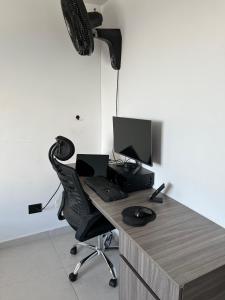 布卡拉曼加Habitación Principal en Apto Compartido piso 26的办公室,配有书桌、电脑和椅子