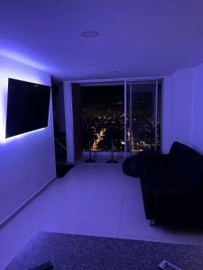 布卡拉曼加Habitación Principal en Apto Compartido piso 26的紫色客房 - 带沙发并享有城市美景
