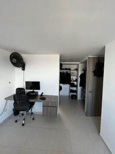 布卡拉曼加Habitación Principal en Apto Compartido piso 26的办公室配有书桌、椅子和衣柜
