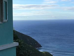 Tortola IslandAbigail's Spectacular 2 bedrooms-Entire Apartment的从大楼内可欣赏到海景
