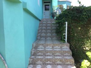 Tortola IslandAbigail's Spectacular 2 bedrooms-Entire Apartment的蓝色建筑前的一套楼梯