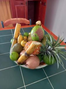 勒拉芒坦Maison chaleureuse avec terrasse et parking privé的桌上一盘水果和蔬菜