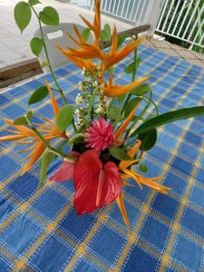 勒拉芒坦Maison chaleureuse avec terrasse et parking privé的花瓶,桌子上满是鲜花