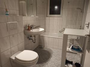乌尔姆3 Zimmer Apartment nahe Science Park und Ulm City Center的浴室配有卫生间、盥洗盆和浴缸。