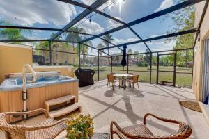 基西米Welcome to Villa Azul, your home away from home!的庭院设有热水浴池、桌子和椅子。