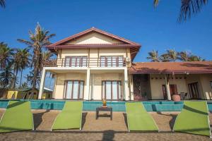 BopitiyaReef Bungalow Private Villa, 4 bedrooms的一座房子前面设有游泳池和椅子
