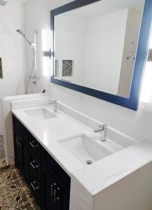 Blind BayHannie's Gasthuis的浴室配有白色水槽和大镜子