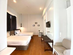 Ban Mae HomThe Boone Resort的酒店客房,设有两张床和一张沙发