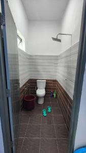 淡马鲁Homestay D Paya Jauh的一间带卫生间的浴室和瓷砖地板。
