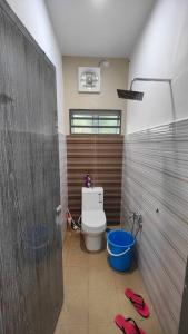 淡马鲁Homestay D Paya Jauh的一间带卫生间和蓝色桶的浴室