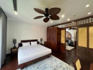 河内Camellia Residence Hanoi的一间卧室配有一张床和吊扇
