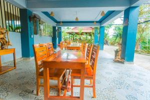峰牙Phong Nha Green Homestay的一间带木桌和椅子的用餐室