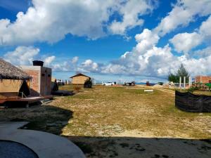佩纳利克村Rembulan Escape - beachfront bell tent (no 1)的一片有建筑的田野和一片云天