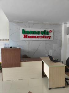 芹苴Nhà nghỉ Bonne Vie' Homestay的带有主办公主页标志的办公室