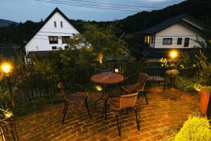 松江市森の香的晚上在庭院里摆放着桌椅