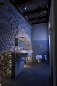 布劳巴赫兰兹姆微万恩酒店的石质浴室设有水槽和卫生间