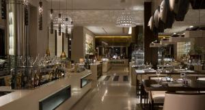 贝鲁特腓尼基贝鲁特洲际酒店的餐厅设有桌椅和吊灯。