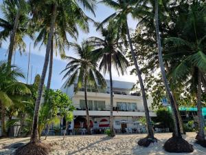 长滩岛Sundown Resort & Austrian Pension House的棕榈树海滩上的酒店