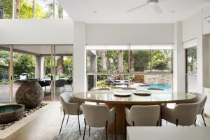 努萨角9 Little Cove Road, Noosa Heads的一间带桌椅的用餐室