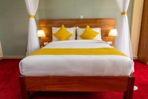 奈瓦沙伯奇奈瓦沙度假村的一间卧室配有一张带黄色枕头的大床