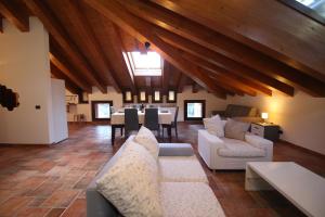 布吕松Attico dell'Aquila的一间带白色沙发的客厅和一间用餐室