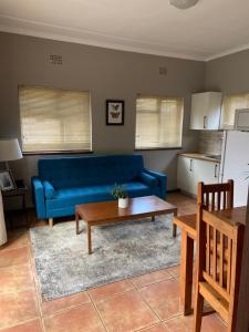 乔治Eike Cottage的客厅配有蓝色的沙发和桌子