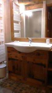瓦什雷斯La montagnarde des Sapins Blancs的一间带水槽和镜子的浴室