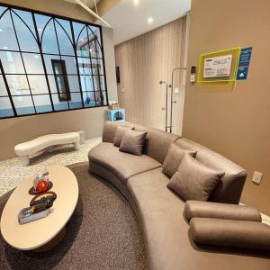 安平区赤坂旅宿的客厅配有沙发和桌子