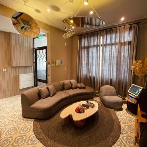 安平区赤坂旅宿的带沙发和咖啡桌的客厅