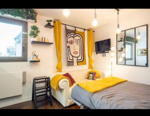 多维尔Appartement Coeur de Deauville charme absolu的一间卧室配有一张壁画床