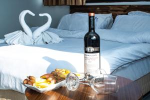 海法Haifa Tower Hotel - מלון מגדל חיפה的一瓶葡萄酒和一盘桌上的食物
