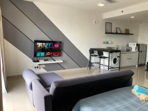 实达阿南温馨的三叶草公寓的客厅配有沙发和带电视的桌子