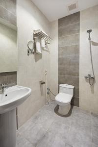吉达Mirada Purple - Obhur的浴室配有白色卫生间和盥洗盆。