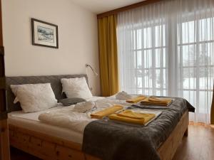 图拉彻霍赫Mei Zeit Hüttendorf的一间卧室配有一张大床和毛巾