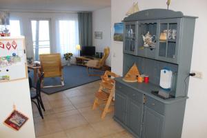 卢布明Ferienwohnung Schwanenwiek的一间蓝色橱柜的厨房和一间客厅