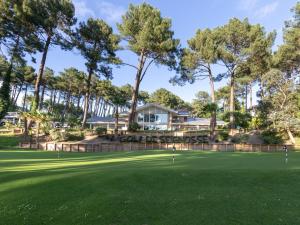塞尼奥斯Maison Seignosse, 2 pièces, 4 personnes - FR-1-239-421的一座树木林立的高尔夫球场