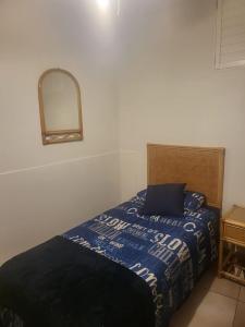 德班Umhlanga Breakers Resort的一间卧室配有一张带蓝色毯子和镜子的床