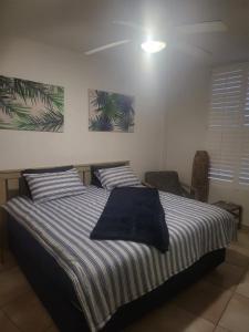 德班Umhlanga Breakers Resort的一间卧室配有一张带蓝色和白色条纹床单的床