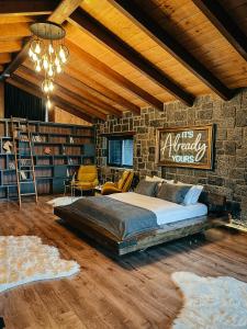 艾德亚耶拉西Çathan Art Hotel的一间卧室设有一张大床和砖墙