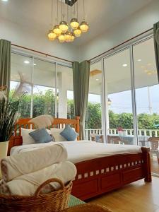 清刊ภูฝ้ายวิลล่า Phufai villa的一间卧室设有一张大床和大窗户