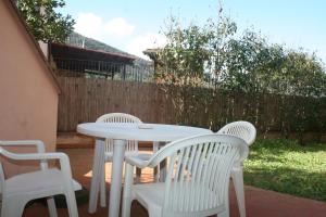 尼斯波特Residence Arcipelago的庭院里的白色桌椅