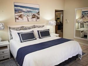 圣卢西亚Galago Way的卧室配有一张带两个枕头的大白色床