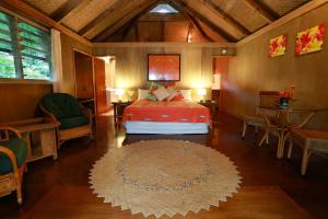 拉罗汤加Muri Beach Hideaway - Adults Only的一间卧室配有一张床和一张大地毯
