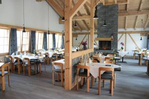 Surcuolm苏尔塞瓦酒店的一间带桌椅和壁炉的餐厅