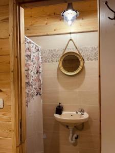 海法Boutique Thomas בוטיק תומאס的浴室设有水槽和墙上的镜子