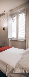 巴勒莫Casa 3D'Oro Palermo的卧室配有白色的床和窗户。