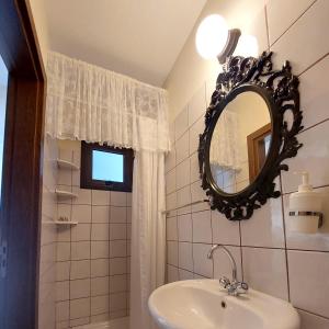 阿依纳帕Estia Vasilis Manoli的一间带水槽和镜子的浴室