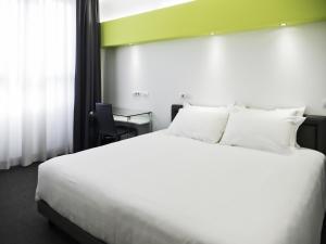 罗马Loto Business Hotel的一张大白色的床,位于酒店客房内