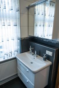 莱门Zur Krone Leimen的浴室设有白色水槽和镜子